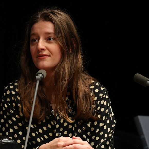 Dans un entretien accordé au Parisien, elle évoque un départ serein et assure qu'elle n'a été ni poussée vers la sortie ni recrutée par une autre chaîne.

La journaliste et écrivaine Ambre Chalumeau lors d'un échange avec son public lors de la sortie de son livre "Les Vivants" - Stock, à la Station Ausone - Librairie Mollat à Bordeaux, France, le 25 mars 2025.

© Jean-Marc Lhomer/Bestimage