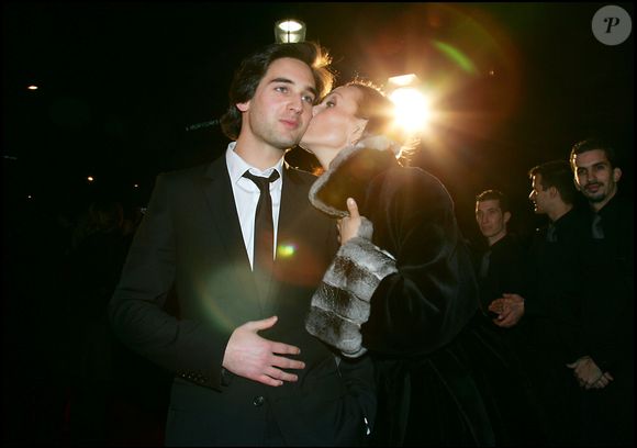 Dimitri Rassam et sa mère Carole Bouquet à la 31e cérémonie des César.

Photo : Rindoff-Borde / Bestimage