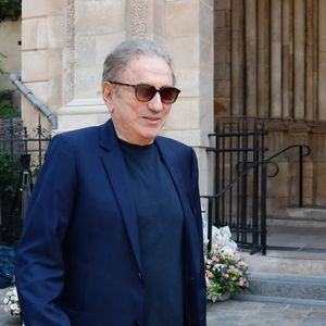 Michel Drucker - Sorties des obsèques de Philippe Labro dans l'église de Saint-Germain-des-Prés à Paris le 13 juin 2025. © Dominique Jacovides - Christophe Clovis / Bestimage