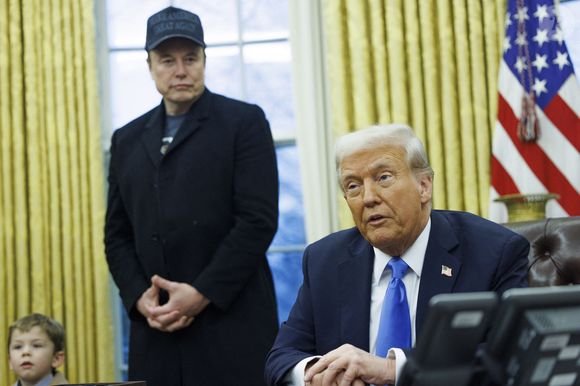 Le président Donald Trump et Elon Musk, accompagné de son fils X, donnent une conférence de presse pour défendre les premières coupes budgétaires du Department of Government Efficiency (DOGE) dirigé par le patron de Space X et Tesla.
Washington, le 11 février 2025.
©Photo Press Service / BESTIMAGE