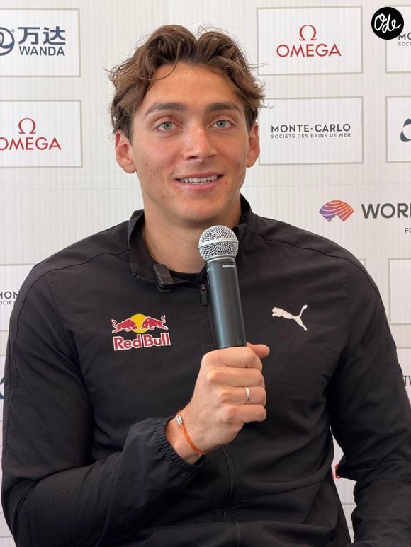 Côté look, le glamour était au rendez-vous ! Le champion suédois aussi appelé Mondo Duplantis a troqué sa tenue d'athlète pour un très chic smoking composé d'une veste blanche croisée.

Mondo Duplantis (Armand) - La Fédération Monégasque d’Athlétisme organise une conférence de presse pour présenter des nouveautés du Meeting Herculis EBS 2026 à l’Hôtel Hermitage Monte-Carlo de Monaco, le 7 mai 2026. © Claudia Albuquerque/Bestimage