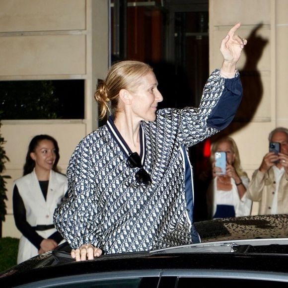 Avant de les remercier, puis de leur envoyer un baiser. Une vidéo rassurante pour les fans de Céline Dion !

Céline Dion à Paris.

Photo : Backgrid USA / Bestimage