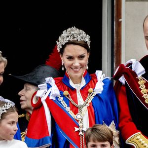 La princesse Anne et son mari Timothy Laurence, Sophie Rhys-Jones, comtesse de Wessex, La princesse Charlotte de Galles, Le prince William, prince de Galles, et Catherine (Kate) Middleton, princesse de Galles, Le prince Louis de Galles - La famille royale britannique salue la foule sur le balcon du palais de Buckingham lors de la cérémonie de couronnement du roi d'Angleterre à Londres le 5 mai 2023. @Dana Press / Bestimage