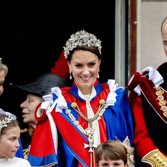 La princesse Anne et son mari Timothy Laurence, Sophie Rhys-Jones, comtesse de Wessex, La princesse Charlotte de Galles, Le prince William, prince de Galles, et Catherine (Kate) Middleton, princesse de Galles, Le prince Louis de Galles - La famille royale britannique salue la foule sur le balcon du palais de Buckingham lors de la cérémonie de couronnement du roi d'Angleterre à Londres le 5 mai 2023. @Dana Press / Bestimage