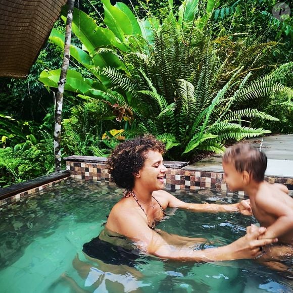 Et côté vie privée, elle partage son temps libre avec les deux hommes de sa vie, son fils Louis et son mari Pierre.

Clémentine Justine et son fils.