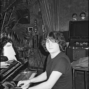 Balavoine joue du piano