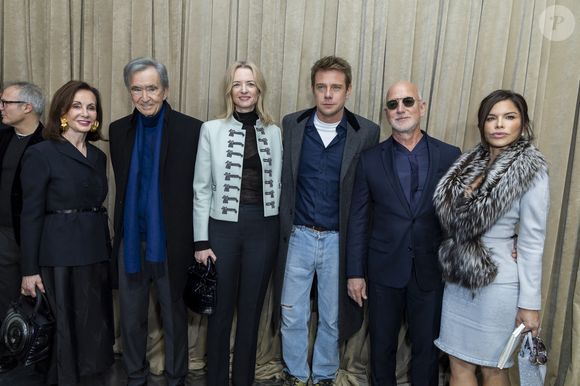 Bernard Arnault, Delphine Arnault , Jonathan Anderson (J.W. Anderson), Jeff Bezos et sa femme Lauren Sánchez - Greeting au défilé Dior "Collection Haute Couture Printemps/Eté 2026" lors de la Fashion Week de Paris (PFW), au musée Rodin, à Paris, France, le 26 janvier 2026. © Olivier Borde/Bestimage