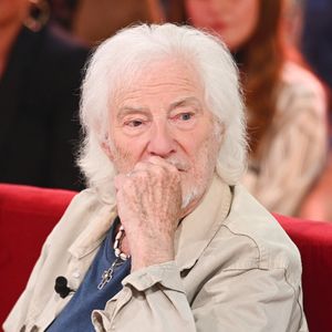 Hugues Aufray veut "réparer tout ça et restaurer la façade", prouver à son public qu'il est toujours capable d'assurer sur scène.

Hugues Aufray lors de l'enregistrement de l'émission "Vivement dimanche" à Paris, FRanxce, le 9 septembre 2025. Crédit Guillaume Gaffiot/Bestimage