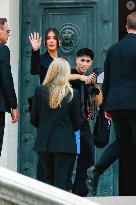 Kim Kardashian - La star américaine Kim Kardashian est arrivée au procès de la rue tronchet des "Papys braqueurs" au palais de justice de Paris, France, le 13 mai 2025. La star américaine doit décrire cette nuit qui l’a «traumatisée», selon ses mots, 9 hommes et 1 femme sont jugés, soupconnés d'avoir participé au casse du siècle, en dérobant à la star 9 millions d'euros de bijoux dans la nuit du 2 au 3 octobre 2016. © Clovis-Liewig/Bestimage