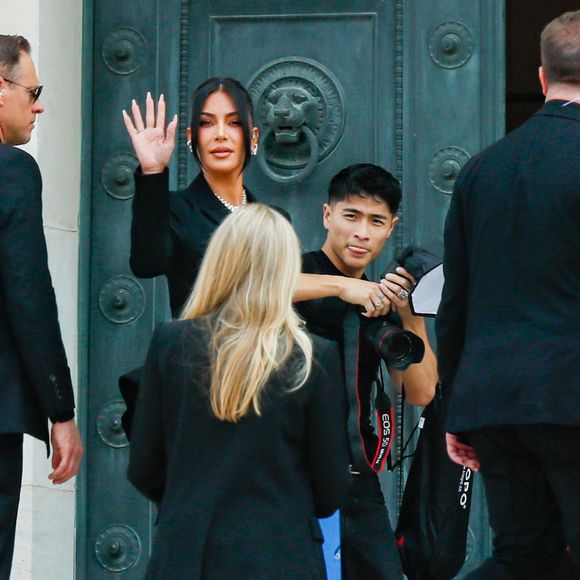 Kim Kardashian - La star américaine Kim Kardashian est arrivée au procès de la rue tronchet des "Papys braqueurs" au palais de justice de Paris, France, le 13 mai 2025. La star américaine doit décrire cette nuit qui l’a «traumatisée», selon ses mots, 9 hommes et 1 femme sont jugés, soupconnés d'avoir participé au casse du siècle, en dérobant à la star 9 millions d'euros de bijoux dans la nuit du 2 au 3 octobre 2016. © Clovis-Liewig/Bestimage