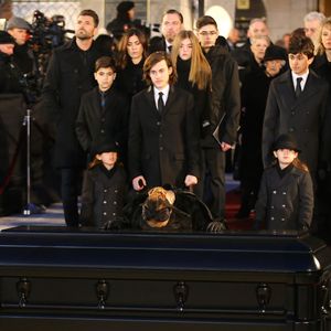À rappeler que son ainé est dernièrement devenu son manager. Chose qui aurait apaisé leurs relations...

Céline Dion, ses enfants René-Charles Angélil, les jumeaux  Nelson Angélil et Eddy Angélil, Anne-Marie Angélil-Dupré, la fille de René Angélil et son mari Marc Dupré - Sorties des obsèques nationales de René Angélil en la Basilique Notre-Dame de Montréal, le 22 janvier 2016.© Morgan Dessales/Bestimage