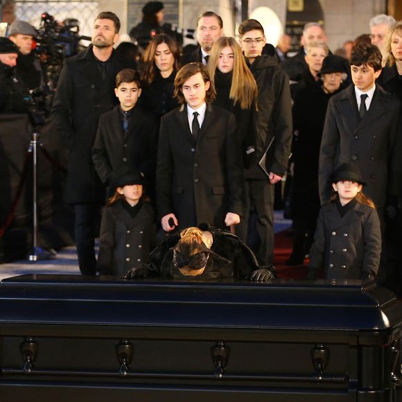 À rappeler que son ainé est dernièrement devenu son manager. Chose qui aurait apaisé leurs relations...

Céline Dion, ses enfants René-Charles Angélil, les jumeaux  Nelson Angélil et Eddy Angélil, Anne-Marie Angélil-Dupré, la fille de René Angélil et son mari Marc Dupré - Sorties des obsèques nationales de René Angélil en la Basilique Notre-Dame de Montréal, le 22 janvier 2016.© Morgan Dessales/Bestimage