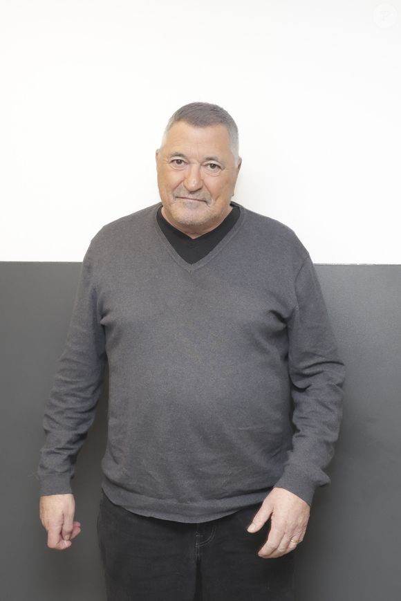 Jean-Marie Bigard pose en marge de sa venue sur le plateau de l'enregistrement de l'émission " Face à Hanouna " présentée par P.De La Tour Du Pin et diffusée sur C8 le 17 novembre 2024, à Paris, France, le 14 novembre 2024. © Jack Tribeca/Bestimage