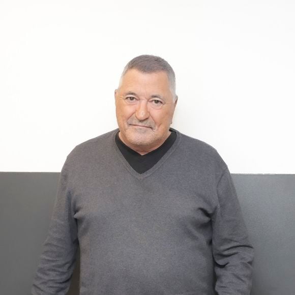 Jean-Marie Bigard pose en marge de sa venue sur le plateau de l'enregistrement de l'émission " Face à Hanouna " présentée par P.De La Tour Du Pin et diffusée sur C8 le 17 novembre 2024, à Paris, France, le 14 novembre 2024. © Jack Tribeca/Bestimage