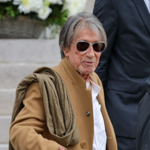 Jacques Dutronc et sa compagne Sylvie Duval - Sortie des obsèques de l'auteure-compositrice-interprète et actrice française Françoise Hardy au crématorium du cimetière du Père-Lachaise à Paris, France, le 20 juin 2024. © Jacovides-Moreau/Bestimage