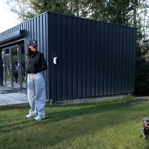 Kurt profite chaque jour de longues promenades dans les bois avec les membres de la famille.

Vitaa ouvre les portes de son domicile pour "Esprit dog".