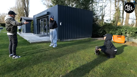 Kurt profite chaque jour de longues promenades dans les bois avec les membres de la famille.

Vitaa ouvre les portes de son domicile pour "Esprit dog".