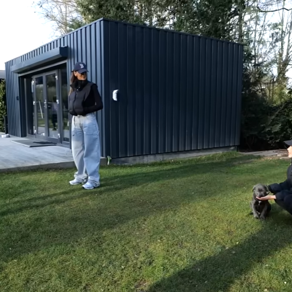 Kurt profite chaque jour de longues promenades dans les bois avec les membres de la famille.

Vitaa ouvre les portes de son domicile pour "Esprit dog".