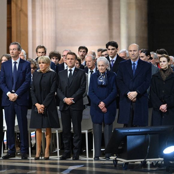 Les trois enfants de Robert et Élisabeth Badinter, Judith, Simon et Benjamin, étaient présents au Panthéon pour rendre hommage à leur père.

Benjamin Badinter, Brigitte Macron, le président français Emmanuel Macron, Elisabeth Badinter, Simon Badinter et Judith Badinter, lors de la cérémonie d'intronisation de Robert Badinter, ancien ministre de la Justice, au Panthéon à Paris, France. Photo par Eliot Blondet/ABACAPRESS.COM