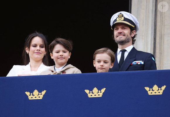 Le Prince Carl Philip, la princesse Sofia "Hellqvist" de Suède, le Prince Alexander, le Prince Gabriel célèbrent l'anniversaire de Gustaf de Suède lors d'une parade militaire et en faisant une apparition au balcon du palais royal de Stockholm avec sa famille le 30 avril 2025.  © Dana Press/Bestimage