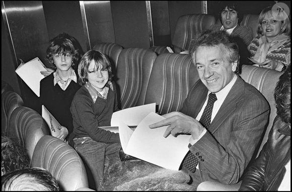 Jean-Pierre Cassel lors du Festival du film d'Avoriaz avec ses fils Vincent et Mathias en 1979. Photo : AGENCE / BESTIMAGE
