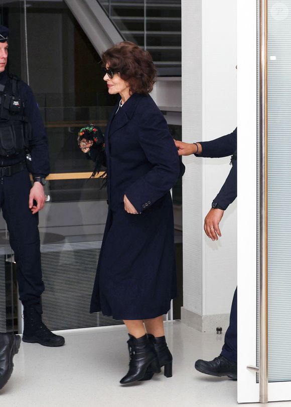 Fanny Ardant au procès de Gérard Depardieu pour agressions sexuelles sur deux femmes lors d'un tournage de film en 2021, au tribunal correctionnel de Paris le 26 mars 2025.

© Denis Guignebourg / Bestimage