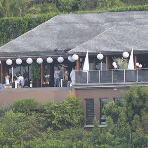 PREPARATIFS DE L'ANNIVERSAIRE DE JADE DANS LA MAISON DE JOHNNY HALLYDAY A SAINT BARTHELEMY