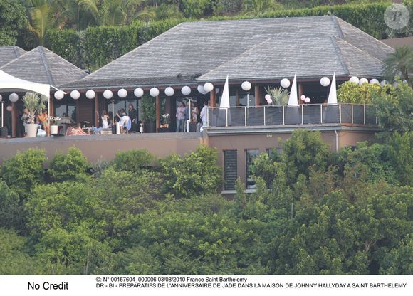 PREPARATIFS DE L'ANNIVERSAIRE DE JADE DANS LA MAISON DE JOHNNY HALLYDAY A SAINT BARTHELEMY