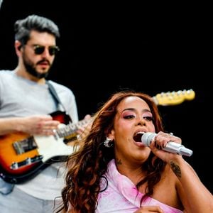 Amel Bent en concert lors de la 8e édition de l'Armada à Rouen, France, le 17 juin 2023. Photo par Tesson/ANDBZ/ABACAPRESS.COM