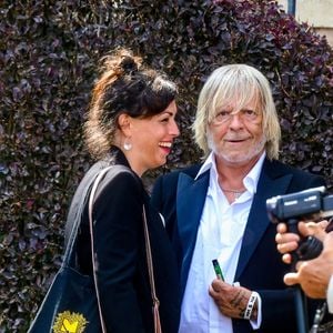 Dans cet ancien port de pêcheurs, Renaud est une figure adorée. Et si les touristes cherchent sans cesse sa trace, les habitants font donc bloc pour préserver sa tranquillité.

Le chanteur Renaud et sa compagne Cerise - Mariage d'Hugues Aufray et de Murielle Mégevand à la mairie de Marly-Le Roy, France, le 2 septembre 2023.

©BestImage