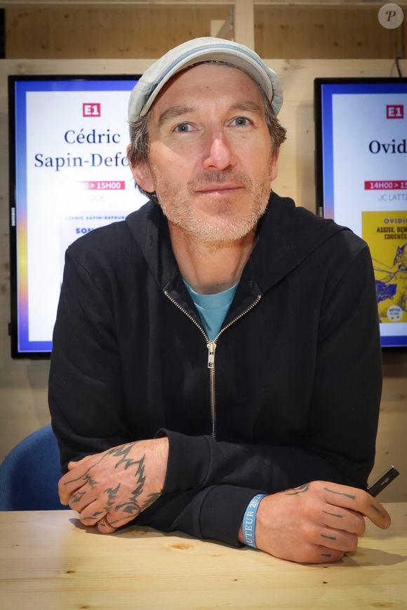 Mais Mathilde a déjoué les pronostics à son sujet en retrouvant son autonomie après son grave accident de parapente, permettant alors au couple de retrouver sa si précieuse liberté.

Cédric Sapin-Defour lors du Festival du Livre de Paris  , France, le 12 avril 2024. © Jack Tribeca / Bestimage