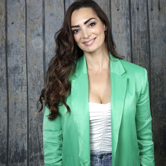 Mais depuis quelques années, Émilie Nef Naf a préféré garder sa vie amoureuse pour elle, plutôt que de l'étaler dans les médias... Mais ce samedi 15 novembre 2025, surprise !

Portrait de Emilie Nef Naf lors de l'enregistrement de l'émission "Chez Jordan" à Paris le 1er juin 2022. © Cédric Perrin / Bestimage