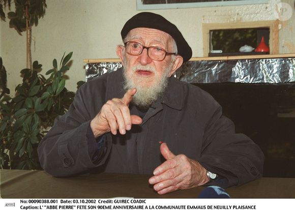 L'Abbé Pierre célèbre ses 90 ans à la communauté Emmaüs de Neuilly-Plaisance le 3 octobre 2002 ©COADIC GUIREC / BESTIMAGE
