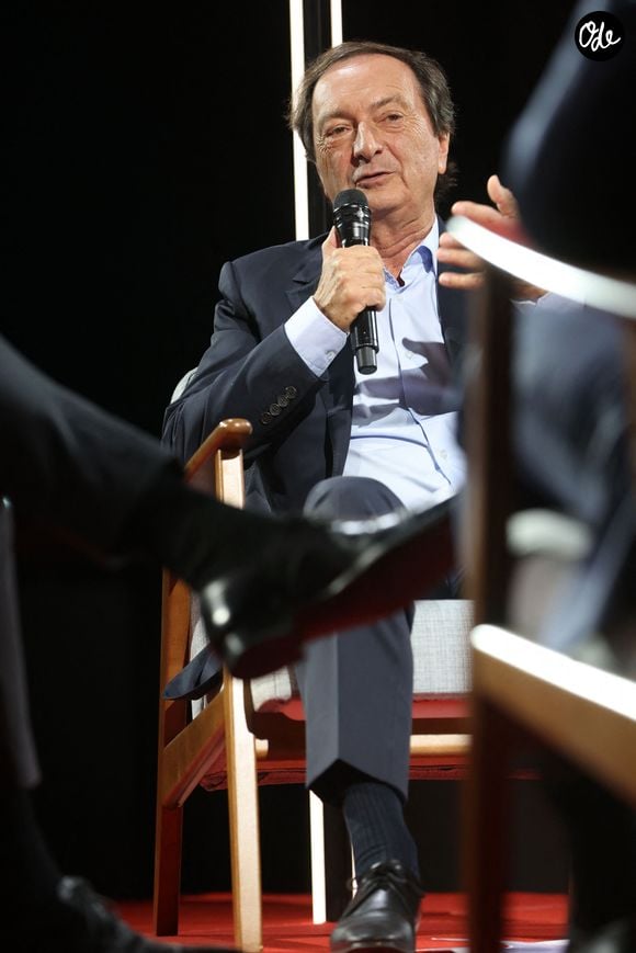 Le célèbre chef d'entreprise a partagé tout son enthousiasme sur Instagram, fier de transmettre un bout de culture dans un lieu si chargé d'histoire pour lui. 

Michel-Edouard Leclerc au 76ème congrès de l'Ordre des Experts Comptables au Parc des Expositions Bordeaux-Lac à Bordeaux, France, le 7 octobre 2021. 

© Jean-Marc Lhomer/Bestimage