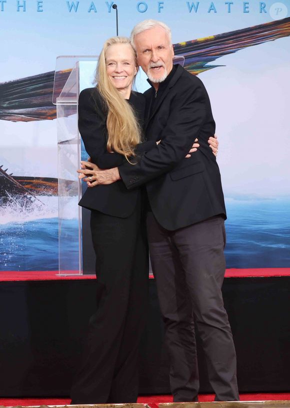 Aujourd’hui, il poursuit sa carrière tout en vivant dans un pays qu’il considère plus rationnel et apaisé.

James Cameron et Suzy Amis Cameron lors de cérémonie de pose d'empreintes de mains et de pieds de J. Cameron et J. Landau, au TCL Chinese Theater à Los Angeles, le 12 janvier 2023. Photo par WALTER / BESTIMAGE