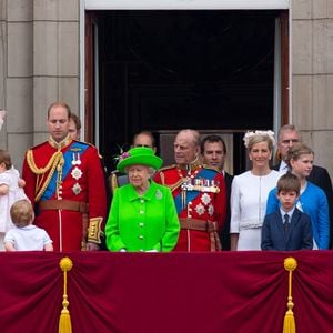 Zara et Mike Tindall font certainement partie des 45 invités triés sur le volet qui célèbreront Noël avec la famille royale à Sandringham. 

Mike Tindall, Zara Phillips, la princesse Anne, Camilla Parker Bowles, duchesse de Cornouailles, le prince Charles, Kate Catherine Middleton, Charlotte, George, le prince William, Elisabeth II d'Angleterre, le prince Philip, la comtesse Sophie de Wessex, le prince Andrew, Lady Louise Windsor, James Mountbatten-Windsor, la princesse Eugenie d'York, le duc Edward de Kent, Katharine Worsley - La famille royale d'Angleterre au balcon du palais de Buckingham lors de la parade "Trooping The Colour" à l'occasion du 90ème anniversaire de la reine.