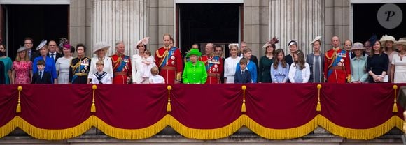 Zara et Mike Tindall font certainement partie des 45 invités triés sur le volet qui célèbreront Noël avec la famille royale à Sandringham. 

Mike Tindall, Zara Phillips, la princesse Anne, Camilla Parker Bowles, duchesse de Cornouailles, le prince Charles, Kate Catherine Middleton, Charlotte, George, le prince William, Elisabeth II d'Angleterre, le prince Philip, la comtesse Sophie de Wessex, le prince Andrew, Lady Louise Windsor, James Mountbatten-Windsor, la princesse Eugenie d'York, le duc Edward de Kent, Katharine Worsley - La famille royale d'Angleterre au balcon du palais de Buckingham lors de la parade "Trooping The Colour" à l'occasion du 90ème anniversaire de la reine.