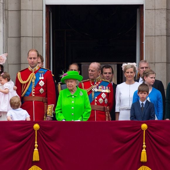 Zara et Mike Tindall font certainement partie des 45 invités triés sur le volet qui célèbreront Noël avec la famille royale à Sandringham. 

Mike Tindall, Zara Phillips, la princesse Anne, Camilla Parker Bowles, duchesse de Cornouailles, le prince Charles, Kate Catherine Middleton, Charlotte, George, le prince William, Elisabeth II d'Angleterre, le prince Philip, la comtesse Sophie de Wessex, le prince Andrew, Lady Louise Windsor, James Mountbatten-Windsor, la princesse Eugenie d'York, le duc Edward de Kent, Katharine Worsley - La famille royale d'Angleterre au balcon du palais de Buckingham lors de la parade "Trooping The Colour" à l'occasion du 90ème anniversaire de la reine.