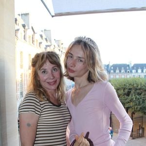Exclusif - Julie Depardieu et son fils Billy Blanchard - Défilé Marie Beltrami au Serpent à Plumes à Paris, le 22 septembre 2026. 

© Philippe Baldini/Bestimage