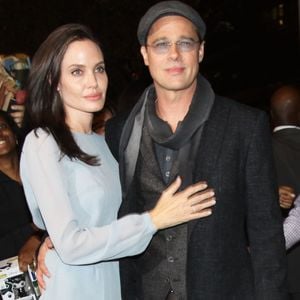 Depuis, celle qui est à l'affiche du film "Maria" (à découvrir en salles dès ce mercredi 5 février), qui retrace le parcours de la célèbre soprano américano-grecque Maria Callas, a enfin divorcé de Brad Pitt.

Angelina Jolie et son mari Brad Pitt à la première du film 'By The Sea' réalisé par Angelina à New York, le 3 novembre 2015. © Bestimage