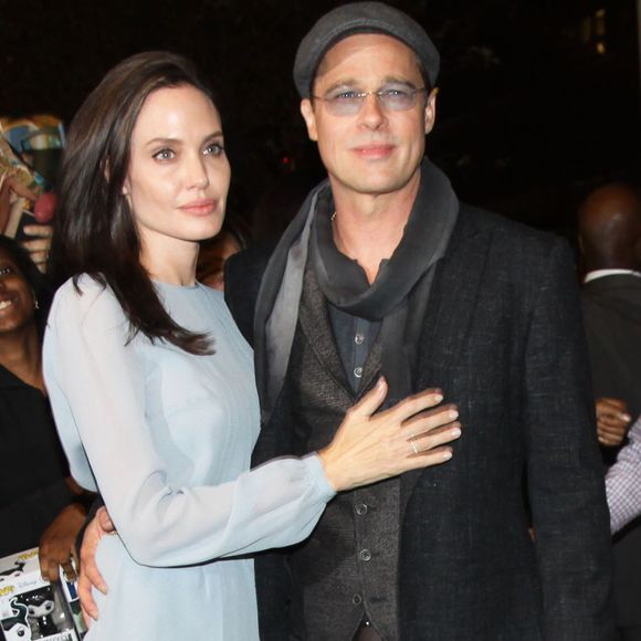 Depuis, celle qui est à l'affiche du film "Maria" (à découvrir en salles dès ce mercredi 5 février), qui retrace le parcours de la célèbre soprano américano-grecque Maria Callas, a enfin divorcé de Brad Pitt.

Angelina Jolie et son mari Brad Pitt à la première du film 'By The Sea' réalisé par Angelina à New York, le 3 novembre 2015. © Bestimage
