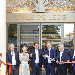 Exclusif -  Jean-Philippe Nuel (Architecte d’intérieur), Maud Bailly (Directrice générale Sofitel, MGallery & Emblems), Sébastien Bazin (PDG du groupe Accor), Patrick Bruel, Pierre Gonzalvez (Maire de l’Isle sur la Sorgue), Emmanuel Borla (Directeur de l’hôtel) - Patrick Bruel inaugure son hôtel cinq étoiles "L'Isle de Leos MGallery" à L'Isle-sur-la-Sorgue, France, le 23 septembre 2025. 
 © Jack Tribeca / Bestimage