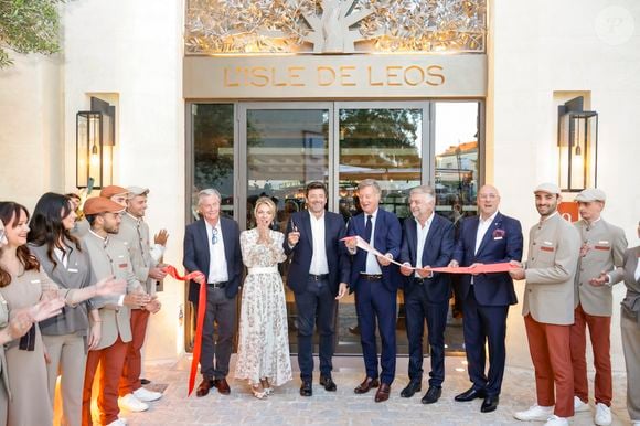 Exclusif -  Jean-Philippe Nuel (Architecte d’intérieur), Maud Bailly (Directrice générale Sofitel, MGallery & Emblems), Sébastien Bazin (PDG du groupe Accor), Patrick Bruel, Pierre Gonzalvez (Maire de l’Isle sur la Sorgue), Emmanuel Borla (Directeur de l’hôtel) - Patrick Bruel inaugure son hôtel cinq étoiles "L'Isle de Leos MGallery" à L'Isle-sur-la-Sorgue, France, le 23 septembre 2025. 
 © Jack Tribeca / Bestimage