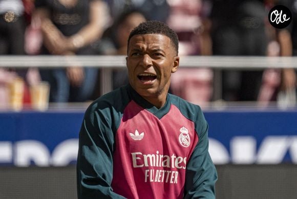 20 septembre 2026 : Kylian Mbappé (n° 10) motive ses coéquipiers pendant l'échauffement avant le match de Liga opposant l'Atlético de Madrid au Real Madrid à l'Estadio Metropolitano, le 20 septembre 2026 à Madrid, en Espagne (Crédit photo : © Andres Lopez Sheridan/Sport Press Photo via ZUMA Press)