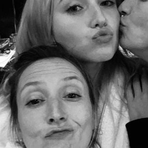 Pendant le confinement, elle y a vécu avec sa sœur Audrey Lamy.

Chloé Jouannet a partagé des photos de ses retrouvailles à Paris avec sa mère Alexandra Lamy et sa tante Audrey Lamy, sur Instagram.