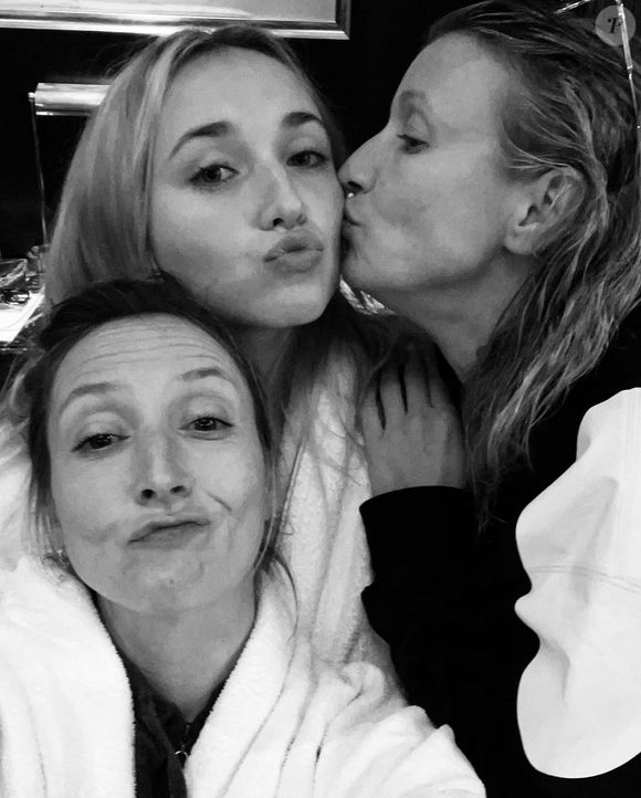 Pendant le confinement, elle y a vécu avec sa sœur Audrey Lamy.

Chloé Jouannet a partagé des photos de ses retrouvailles à Paris avec sa mère Alexandra Lamy et sa tante Audrey Lamy, sur Instagram.