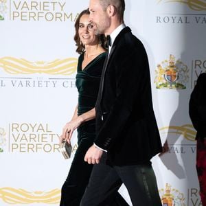 Cette présence au Royal Albert Hall marque le grand retour public d’un duo qui inspire, entre élégance et amour affiché ! 

Le prince William, prince de Galles, et Catherine (Kate) Middleton, princesse de Galles, assistent au Royal Variety Performance au Royal Albert Hall à Londres, Royaume Uni, le 19 novembre 2025. © Julien Burton/Bestimage