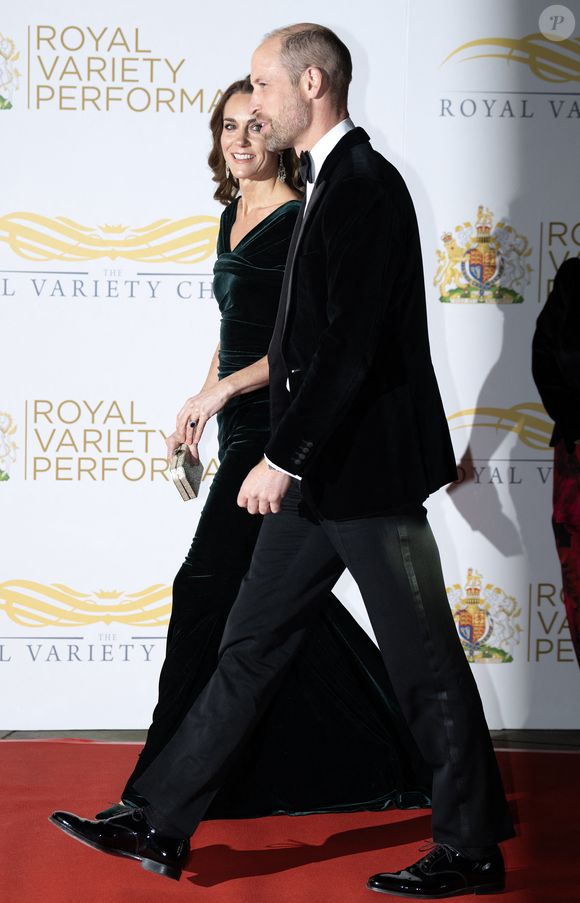 Cette présence au Royal Albert Hall marque le grand retour public d’un duo qui inspire, entre élégance et amour affiché ! 

Le prince William, prince de Galles, et Catherine (Kate) Middleton, princesse de Galles, assistent au Royal Variety Performance au Royal Albert Hall à Londres, Royaume Uni, le 19 novembre 2025. © Julien Burton/Bestimage
