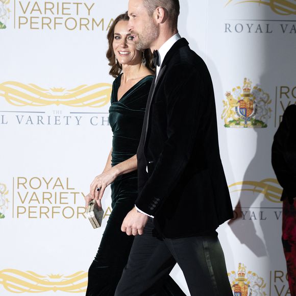 Cette présence au Royal Albert Hall marque le grand retour public d’un duo qui inspire, entre élégance et amour affiché ! 

Le prince William, prince de Galles, et Catherine (Kate) Middleton, princesse de Galles, assistent au Royal Variety Performance au Royal Albert Hall à Londres, Royaume Uni, le 19 novembre 2025. © Julien Burton/Bestimage