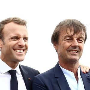 Le ministre de la Transition Ecologique et Solidaire Nicolas Hulot et le président de la République française Emmanuel Macron - Le président de la Républiques’est rendu en cap Fréhel (Côtes-d’Armor), France, le 20 juin 2018, un site d’où seront visibles les 62 éoliennes du parc de la baie de Saint-Brieuc, prévu pour 2023. D’une capacité de 500 mégawatts (MW), elles devraient produire de quoi alimenter en électricité 850 000 habitants et sortir la Bretagne d’une dépendance énergétique. © Stéphane Lemouton